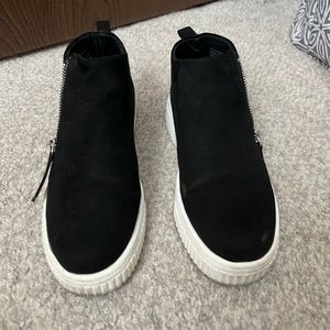 Chaps Women’s Black platinum casual sneaker.